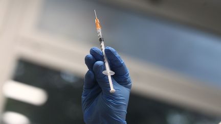 Une seringue contenant un vaccin contre le Covid-19, lors du lancement de la campagne de vaccination&nbsp;dans un Ehpad d'Amiens le 29 décembre 2020.&nbsp; (FRED HASLIN / MAXPPP)