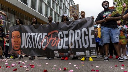 Des manifestants défilent en mémoire de George Floyd, tué par un policier, le 23 mai 2021 à Minneapolis (Etats-Unis). (KEREM YUCEL / AFP)