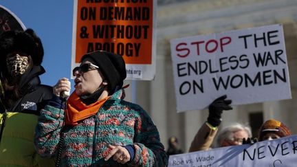 Un rassemblement organisé par le groupe "Rise Up 4 Abortion Rights" devant la Cour suprême des États-Unis, le 22 janvier 2022 à Washington. (ANNA MONEYMAKER / GETTY IMAGES NORTH AMERICA / AFP)