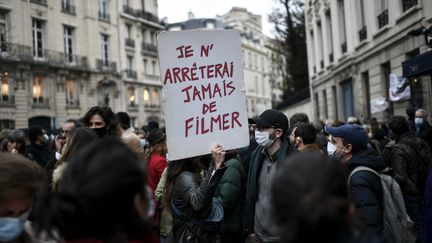 Manifestation contre la proposition de loi "sécurité globale" devant l'Assemblée nationale à Paris, le 17 novembre 2020. (STEPHANE DE SAKUTIN / AFP)