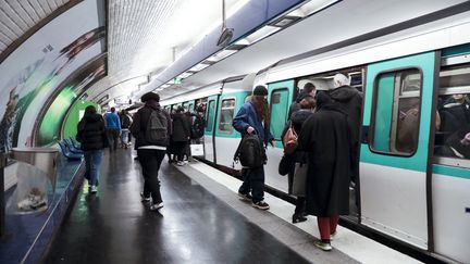 Des passagers dans une station du métro parisien, le 30 novembre 2023. (MOHAMAD SALAHELDIN ABDELG ALSAYE / ANADOLU / AFP)