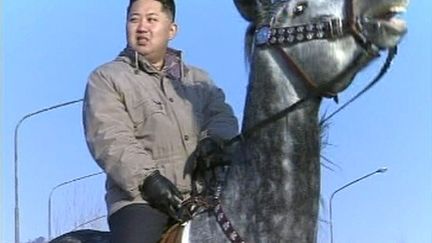 Capture d'&eacute;cran de la t&eacute;l&eacute;vision nord-cor&eacute;enne le 8 janvier 2012 montrant&nbsp;Kim Jong-un sur un cheval dans une localit&eacute; inconnue. (KRT / REUTERS)