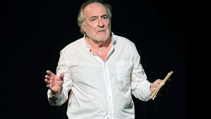 Hervé Masquelier dans "L'Improbable histoire des 'Passantes'" d'Hervé Masquelier au Festival Off d'Avignon 2024. (PHOTO LOT 2024)