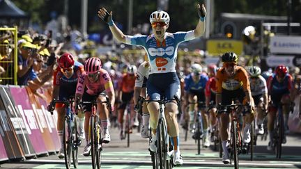 La Néerlandaise Charlotte Kool a remporté la première étape du Tour de France femmes, le 12 août 2024, à La Haye. (JULIEN DE ROSA / AFP)