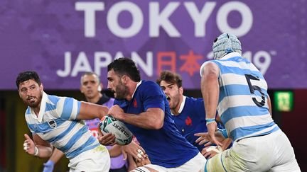 Le Français&nbsp;Charles Ollivon face aux Pumas argentins, lors du premier match du XV de France pour la Coupe du monde de rugby, à Tokyo&nbsp;(Japon), le 21 septembre 2019. (FRANCK FIFE / AFP)