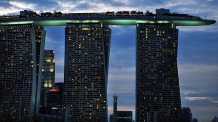 Le Marina Bay Sands abrite 2.600 chambres d’hôtel, des salles de conférences, un musée, un centre commercial, un jardin suspendu et le casino.

Quelques mois plus tard, un géant américain construit le Las Vegas Sands, pour un montant de 5,5 milliards de dollars, dans le gratte-ciel futuriste Marina Bay Sands, véritable emblème du renouveau architectural de Singapour. (AFP/ ALPHONSUS CHERN)