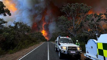 Des agents des services des secours australiens près d'un feu de brousse dans le parc national des Grampians, en Australie, sur une photo diffusée le 26 décembre 2024. (STATE CONTROL CENTRE VICTORIA / AFP)