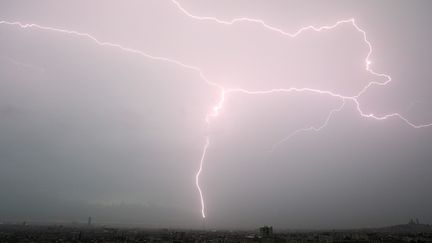 La foudre tombe sur la tour Eiffel lors d'un orage le 28 mai 2018, à Paris (France).&nbsp; (PHOTOPQR / LE PARISIEN / MAXPPP)