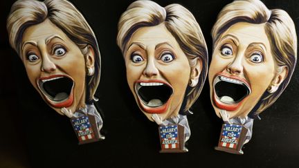 Des produits dérivés à l'effigie d'Hillary Clinton en vente à Philadelphie (Etats-Unis), le 21&nbsp;juillet 2016, en amont de la convention démocrate. (DREW ANGERER / GETTY IMAGES NORTH AMERICA)