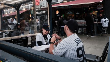 A New York, les bars et restaurants ont rouvert mais ce sont surtout les terrasses qui sont prisées, le 1er avril 2021. (SPENCER PLATT / GETTY IMAGES NORTH AMERICA)