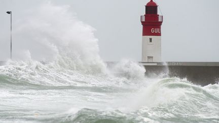 A Guilvinec dans le Finist&egrave;re, le 14 f&eacute;vrier dernier, d'impressionnantes vagues s'&eacute;crasent contre le phare.&nbsp; (JEAN-SEBASTIEN EVRARD / AFP)