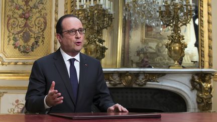 Le pr&eacute;sident de la R&eacute;publique, Fran&ccedil;ois Hollande, le 31 d&eacute;cembre 2014 &agrave; l'Elys&eacute;e. (IAN LANGSDON / AFP)