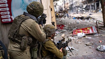 Deux soldats de l'armée israélienne dans le bande de Gaza, le 22 décembre 2023. (ISRAELI ARMY / AFP)