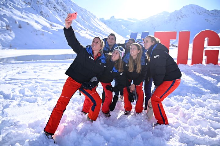 Pauline Ranvier (Marraine Escrime), Pauline Parmentier (Marraine Tennis), Guilhem Guirado (Parrain Rugby), Killian Taofifenua (Espoir Rugby), Clara Burel (Espoir Tennis), Solene Butruille (Espoir Escrime) à Tignes. (CORINNE DUBREUIL)