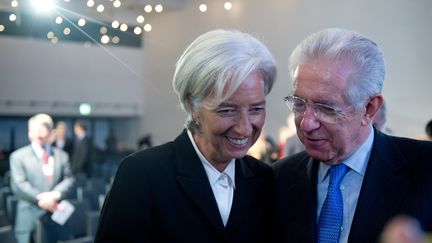 Christine Lagarde, directrice g&eacute;n&eacute;rale du Fonds mon&eacute;taire international, et Mario Monti, Premier ministre italien,&nbsp;&nbsp;au Forum &eacute;conomique international de Davos (Suisse), le 23 janvier 2013. (JOHANNES EISELE / AFP)