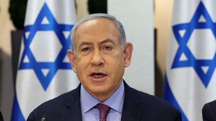 Le Premier ministre israélien Benyamin Nétanyahou lors d'un point presse à Tel-Aviv, le 31 décembre 2023. (ABIR SULTAN / AFP)