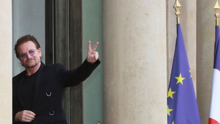 Le chanteur irlandais du groupe U2, Bono, cofondateur de One, lors de son arrivée à l'Elysée où Emmanuel Macron l'a reçu, le 24 juillet 2017. (JACQUES DEMARTHON / AFP)