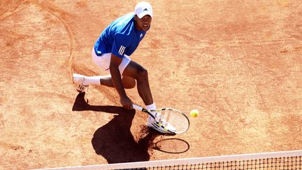 Jo-Wilfried Tsonga affronte l'Am&eacute;ricain John Isner lors du quart de finale de la Coupe Davis, le 8 avril 2012 &agrave; Monaco.&nbsp; (VALERY HACHE / AFP)