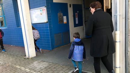 Une mère et son enfant devant une école de Quimper. (SIXTINE LYS / RADIOFRANCE)