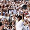 Yannick Noah tient son trophée après avoir battu le Suédois Mats Wilander et remporté les Internationaux de France de tennis, à Roland-Garros à Paris, le 5 juin 1983. (STF / AFP)