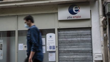 Un homme masqué passe devant une agence Pôle emploi fermée, le 25 juillet 2020.&nbsp; (HUGO PASSARELLO LUNA / HANS LUCAS / AFP)