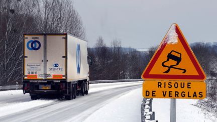 Météo France a annoncé samedi le placement de sept département en vigilance orange neige-verglas. (Photo d'illustration) (ROBERT FRANCOIS / AFP)