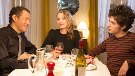 Entre Violette (Julie Delpy) et Jean-René (Dany Boon), il y a un os : Lolo (Vincent Lacoste).
 (Mars Distribution)