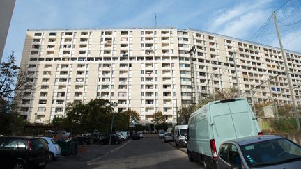 Le b&acirc;timent de la cit&eacute; des Lauriers o&ugrave; les trois hommes sont morts, le 25 octobre 2015 &agrave; Marseille (Bouches-du-Rh&ocirc;ne). (BERTRAND LANGLOIS / AFP)