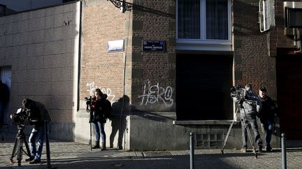 L'ADN de&nbsp;Najim Laachraoui a été découvert dans l'appartement de la rue Henri-Bergé à Schaerbeek (Belgique), une&nbsp;planque des auteurs des attentats du 13 novembre, perquisitionnée le 8 janvier 2016. (FRANCOIS LENOIR / REUTERS)