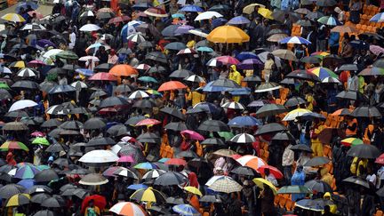 pluie battante. crachin incessant, si inhabituel en cette saison sud-africaine.&nbsp;que beaucoup saluaient comme une "b&eacute;n&eacute;diction divine", un heureux signe sur la c&eacute;r&eacute;monie.&nbsp;L'immense stade Soccer City de Soweto n'&eacute;tait qu'aux deux-tiers plein. Et la succession de discours officiels a douch&eacute; peu &agrave; peu les ardeurs des 50 &agrave; 60 000 participants. (PEDRO UGARTE / AFP)