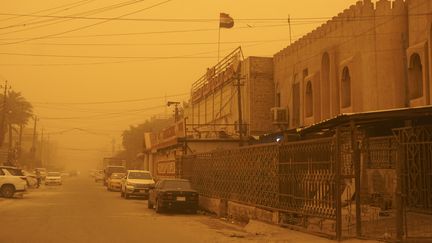 Une tempête de sable à Bagdad, en Irak, le 1er mai 2022. (SABAH ARAR / AFP)