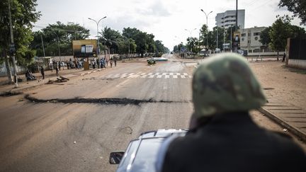 Un membre de la Gendarmerie nationale centrafricaine patrouille &agrave; Bangui (Centrafrique), le 29 mai 2014. (MARCO LONGARI / AFP)