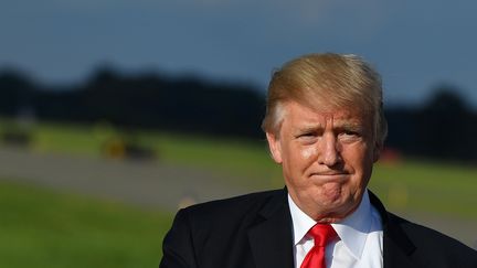 Le président américain, Donald Trump, sur le tarmac de l'aéroport de Morristown (Etats-Unis), le 15 septembre 2017. (MANDEL NGAN / AFP)