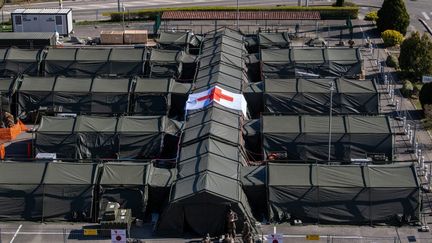 Vue aérienne de l'hôpital de campagne installé à Mulhouse (Haut-Rhin) pour faire face à l'afflux de patients malades du coronavirus, le 23 mars 2020.&nbsp; (PATRICK HERTZOG / AFP)