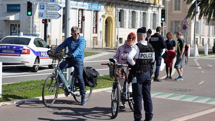 Un officier de police contrôle des passants pendant la période de confinement à Nice, le 18 mars 2020.&nbsp;&nbsp; (ARI? BOTBOL / HANS LUCAS)