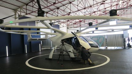 Le taxi volant de Volocopter, avant son premier vol sur l'aérodrome de Pontoise, le 22 mars 2022. (MAXPPP)