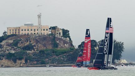 America's Cup : Oracle et Emirates team New Zealand bord à bord (NOAH BERGER / AFP)