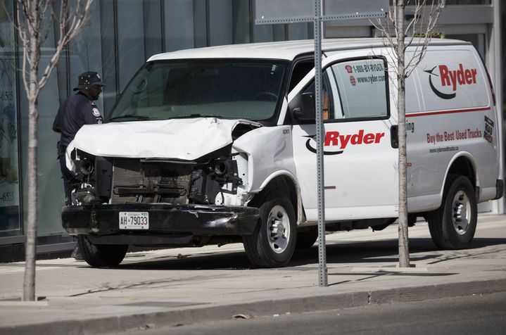 Une homme, au volant d'une camionnette, a foncé sur des piétons à Toronto (Canada), le 23 avril 2018. (COLE BURSTON / GETTY IMAGES NORTH AMERICA / AFP)