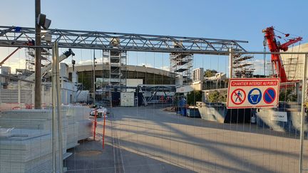 Le court Suzanne-Lenglen, à Roland-Garros, est en travaux avant les Jeux olympiques de Paris 2024. (MAYLICE LAVOREL / FRANCEINFO: SPORTS)