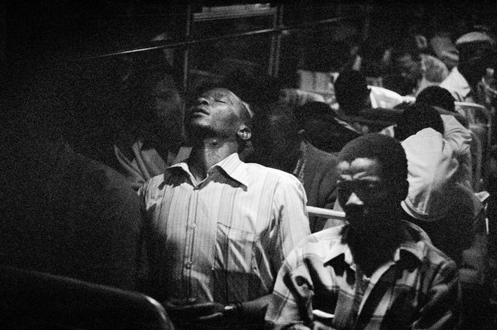 David Goldblatt, "21h00, voyage de retour : car Marabastad-Waterval. Pour la plupart des passagers, le cycle recommencera demain entre 2 et 3 heures du matin", 1984 - Courtesy David Goldblatt et Goodman Gallery Johannesburg et Cape Town
 (David Goldblatt)