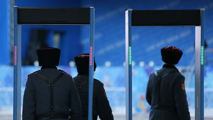 Des soldats cosaques russes surveillent les pr&eacute;paratifs en vue des JO, le 6 f&eacute;vrier 2014, &agrave; Sotchi (Russie).&nbsp; (STEFAN WERMUTH / REUTERS)