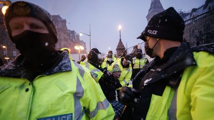 Un homme participant au "convoi de la liberté" à Ottawa&nbsp;(Canada) est interpellé par la police, le 17 février 2022. (COLE BURSTON / AP / SIPA)