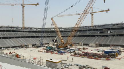 Alors que le blocus des voisin du Qatar n'avait pas interrompu la construction des stades pour la prochaines coupe du monde de football 2002, le virus a contraint les organisateurs à suspendre les travaux. (CHRISTIAN CHESNOT / RADIO FRANCE)