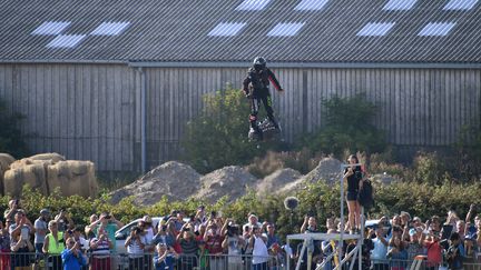 Franky Zapata décolle avec son Flyboard depuis&nbsp;Saint-Inglevert (Pas-de-Calais), le 25 juillet 2019. (DENIS CHARLET / AFP)