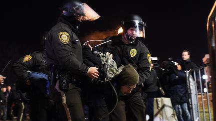 Un manifestant arr&ecirc;t&eacute; &agrave; Ferguson&nbsp;(Missouri), le 26 novembre 2014. (JEWEL SAMAD / AFP)