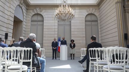 Des journalistes assistent à la conférence de presse du gouvernement après le Conseil des ministres consacré à la restauration de Notre-Dame de Paris, le 17 avril 2019. (LUDOVIC MARIN / AFP)