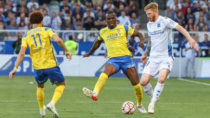 Gaëtan Charbonnier (à droite) lors de la rencontre de barrage contre le FC Sochaux, le 20 mai 2022, à Auxerre. (LIONEL VADAM  / MAXPPP)