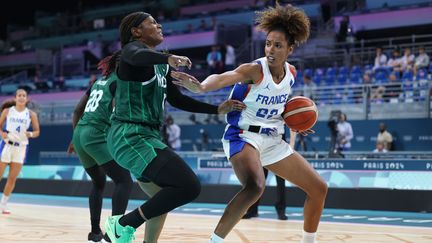 La Française Marième Badiane face à la Nigériane Amy Okonkwo lors du tournoi olympique de basket, le 1er août 2024. (THOMAS COEX / AFP)