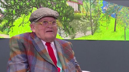 David Hockney est l'un des peintres vivants les plus côtés au monde. L'Anglais est à l'honneur dans une exposition au musée de l'Orangerie (Paris). Il expose une immense frise qui représente sa maison du pays d'Auge (Normandie). (Capture d'écran France 2)