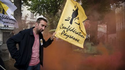 Nicolas Girod, secrétaire national de la Confédération paysanne, lors d'une manifestation devant l'Assemblée nationale le 23 mai 2018 pour réclamer des mesures pour améliorer les revenus des agriculteurs. (VINCENT ISORE / MAXPPP)